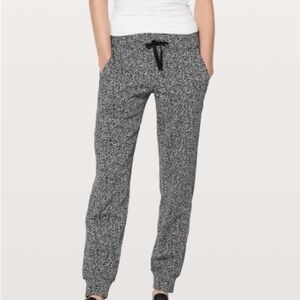 Lululemon Ready To Rulu Pant 29"
Reconnect Jacquard Luon White Black size 4